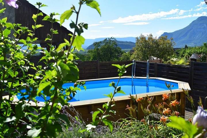 Location de vacances pour 2 personnes, avec vue et terrasse ainsi que jardin et piscine à Chindrieux - 2