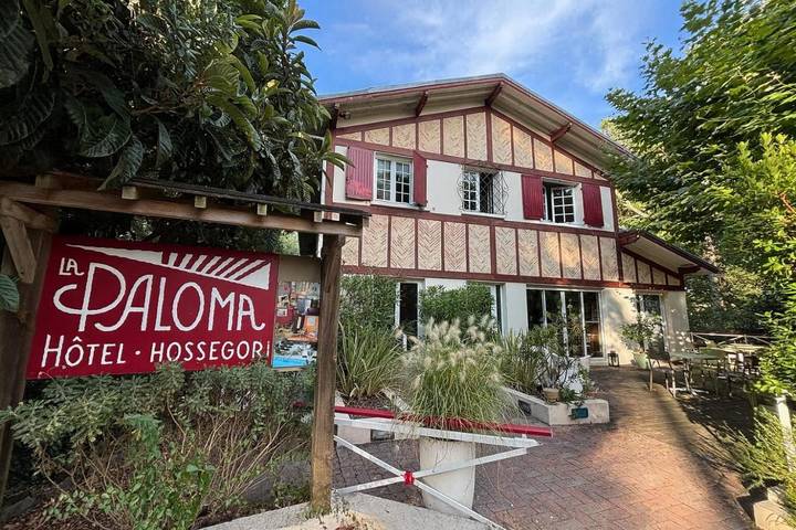 Hôtel pour 2 personnes, avec Terrasse et Jardin ainsi que Piscine et Vue