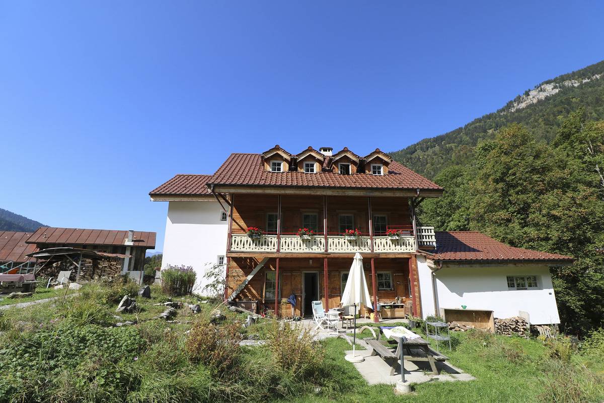 Centre Thermal Riversong - 2.4 Twin room alongside with private bathroom on the floor with balcony in Les Plans-sur-Bex, Bex