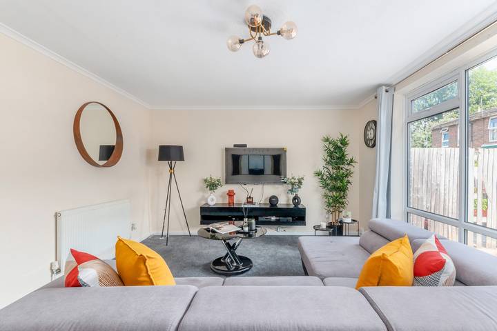 Holiday home for 10 people, with garden and terrace, child-friendly in Greenwich