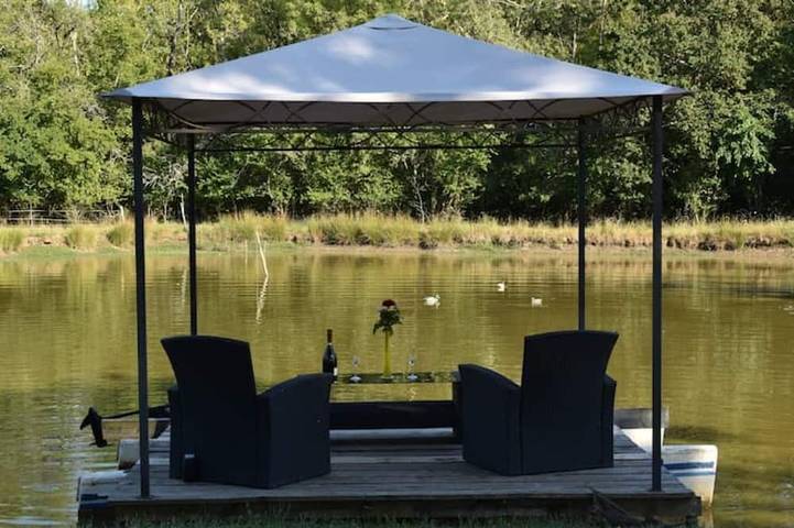 Gîte pour 2 personnes, avec terrasse ainsi que piscine et jardin à La Rivière