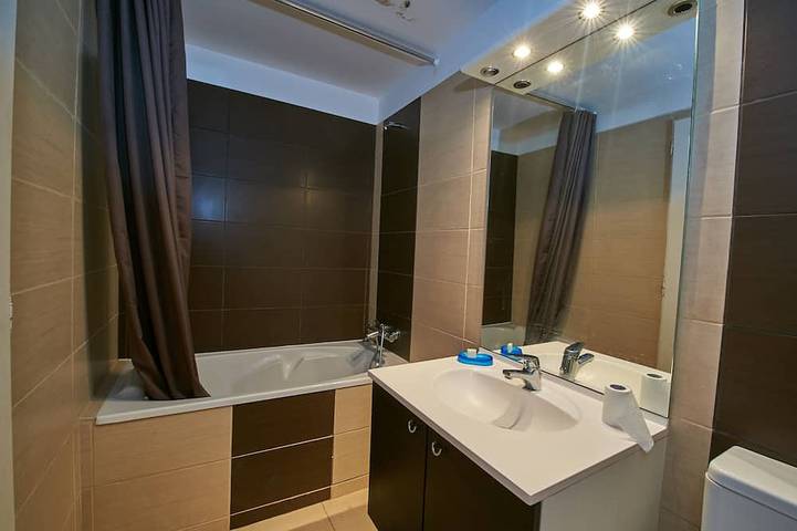 Location de vacances pour 6 personnes, avec jardin et terrasse ainsi que piscine et jacuzzi à Sarrola-Carcopino - 4