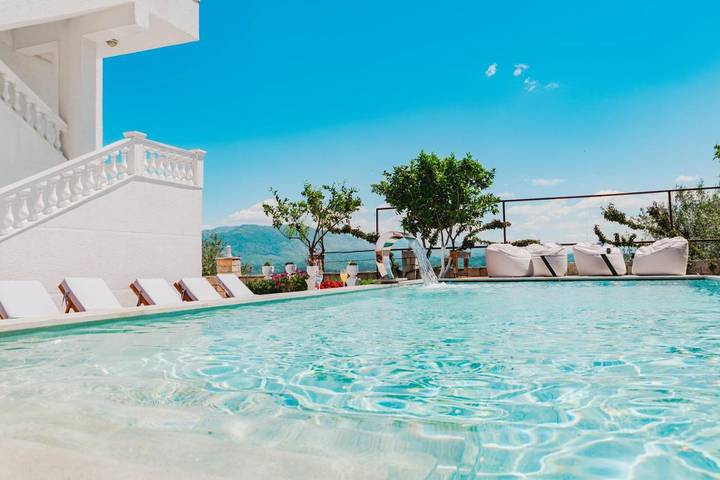 Maison d’hôte pour 2 personnes, avec Balcon et Terrasse ainsi que Jardin et Piscine