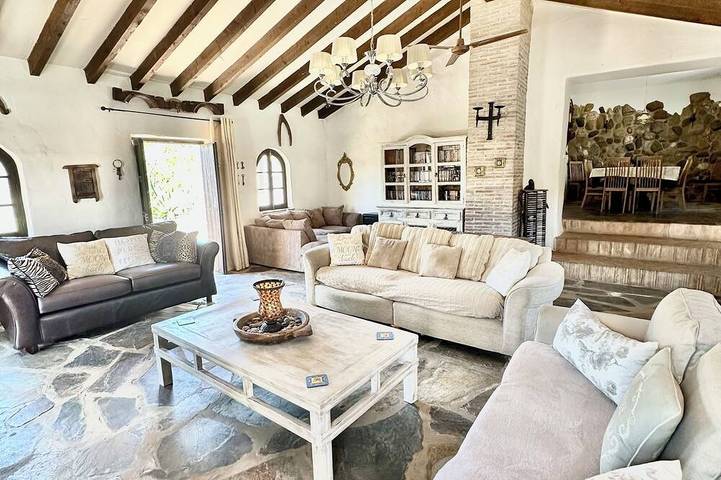 Large traditional Cortijo, Large Private pool, Ping Pong table , family/groups in Riogordo, Cordillera Penibética