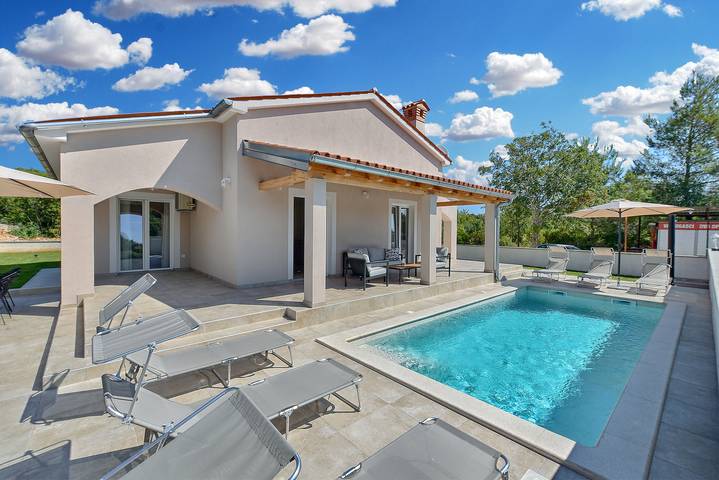 Reizende Villa mit Pool, in Strandnähe und mit guter Infrastruktur in Marčana, Südküste Istrien