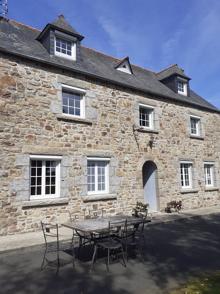 Gîte pour 8 personnes, avec jardin à Plouisy