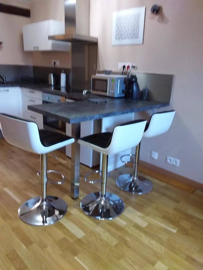 Appartement entier, Apartment with Shower in Auxonne, Région de Dijon