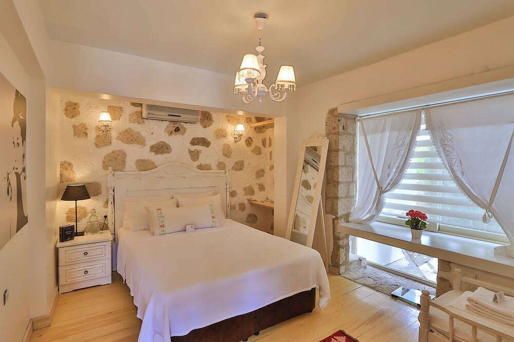 Luxuriöse Steinvilla, großer Garten, Swimmingpool, ganz in der Nähe des schönen Strandes. in Alacati, Provinz Izmir