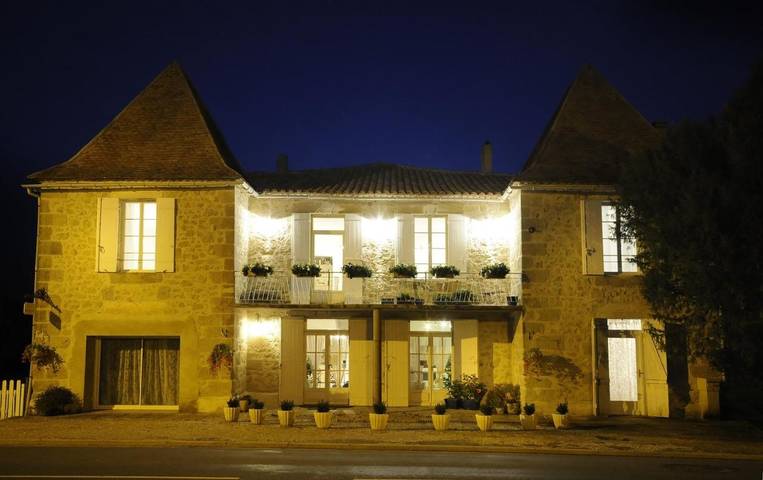 Location de vacances pour 2 personnes, avec Balcon et Terrasse ainsi que Jardin et Piscine à Saint-Colomb-de-Lauzun