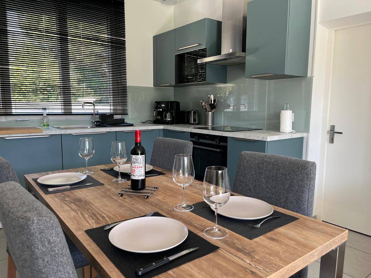 Three-Bedroom Home in Cenon, Région de Bordeaux