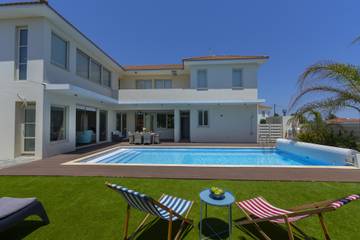 Villa for 8 People in Larnaca District, Photo 1