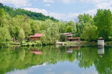 Maison de campagne pour 6 personnes, avec terrasse ainsi que jardin et jacuzzi, animaux acceptés à Brégnier-Cordon
