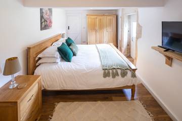 Vacation Rental for 5 Guests in Chippenham, The Cotswolds, Picture 2