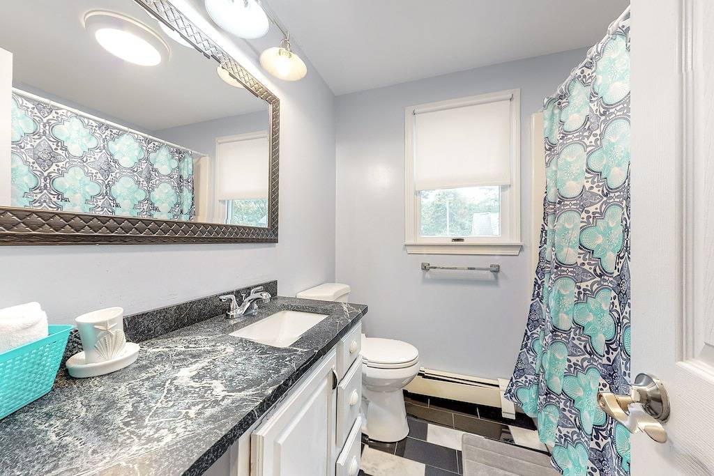 Charming cottage with deck, yard, & Ac - walk to beach, Main Street, & ferry in Falmouth, Cape Cod