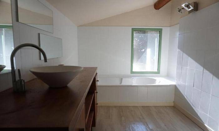 Location de vacances pour 12 personnes, avec jardin et piscine, adapté aux familles à Grans - 3