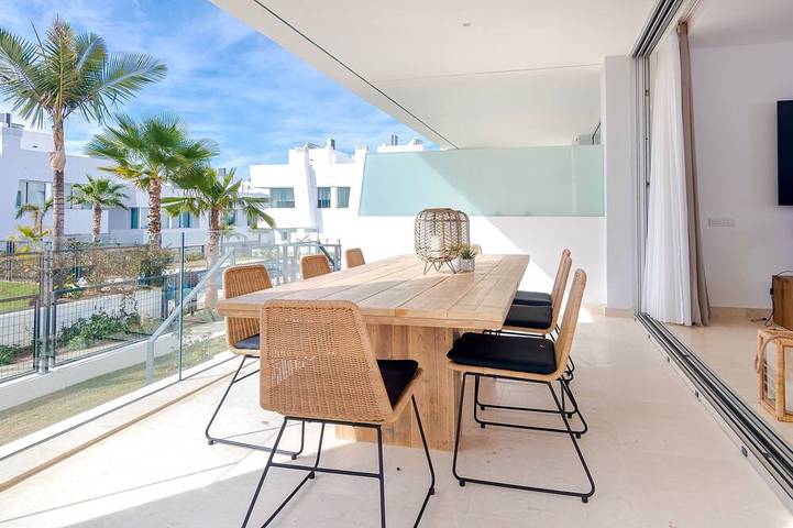 Cheap villa for 10 people, with garden and pool as well as balcony in Marbella