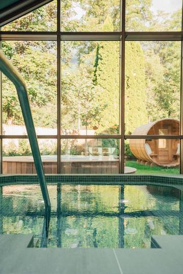 Hôtel pour 4 personnes, avec piscine et jacuzzi ainsi que sauna et jardin, animaux acceptés dans Gare De Chamonix Mont Blanc