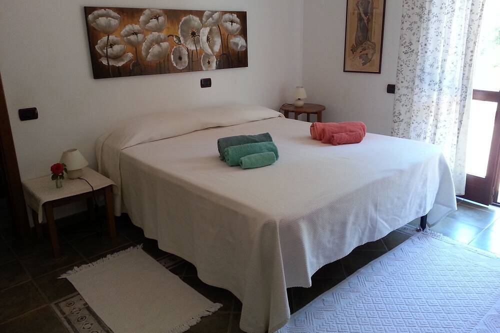 Villa Gilda, Indipendent house, swimming pool and big garden private in Pula Cagliari, Pula e dintorni