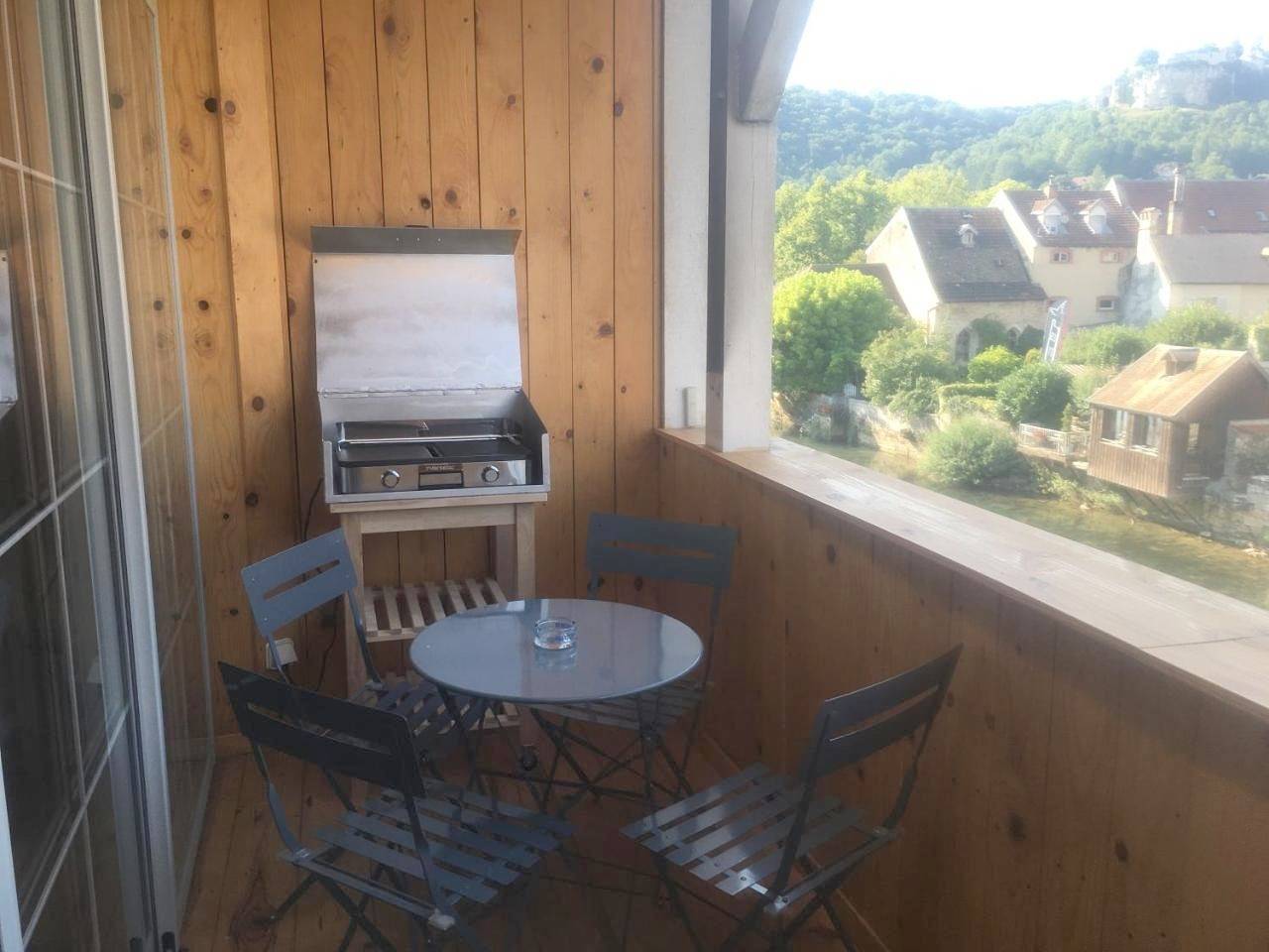 Appartement entier, Apartment with Balcony in Ornans, Jura Francais