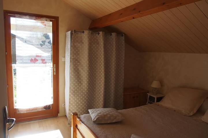 Chalet ***  bord du lac barque, piscine, animaux, lits faits, jardin clos, calme in Saint-Gérons, Région d'Aurillac