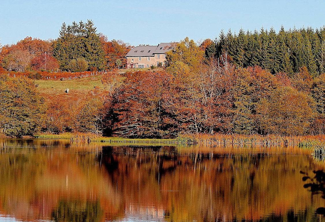 Gite les Roches d'Artense, vue lac, Sancy et Monts du Cantal in Champs-sur-Tarentaine-Marchal, Parc naturel régional des Volcans d'Auvergne