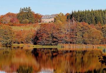 Gîte pour 15 personnes, avec jardin ainsi que terrasse et vue sur le lac à Champs-sur-Tarentaine-Marchal