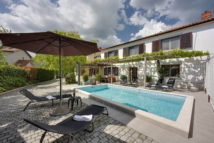 Ferienhaus für 8 Personen, mit Pool und Garten