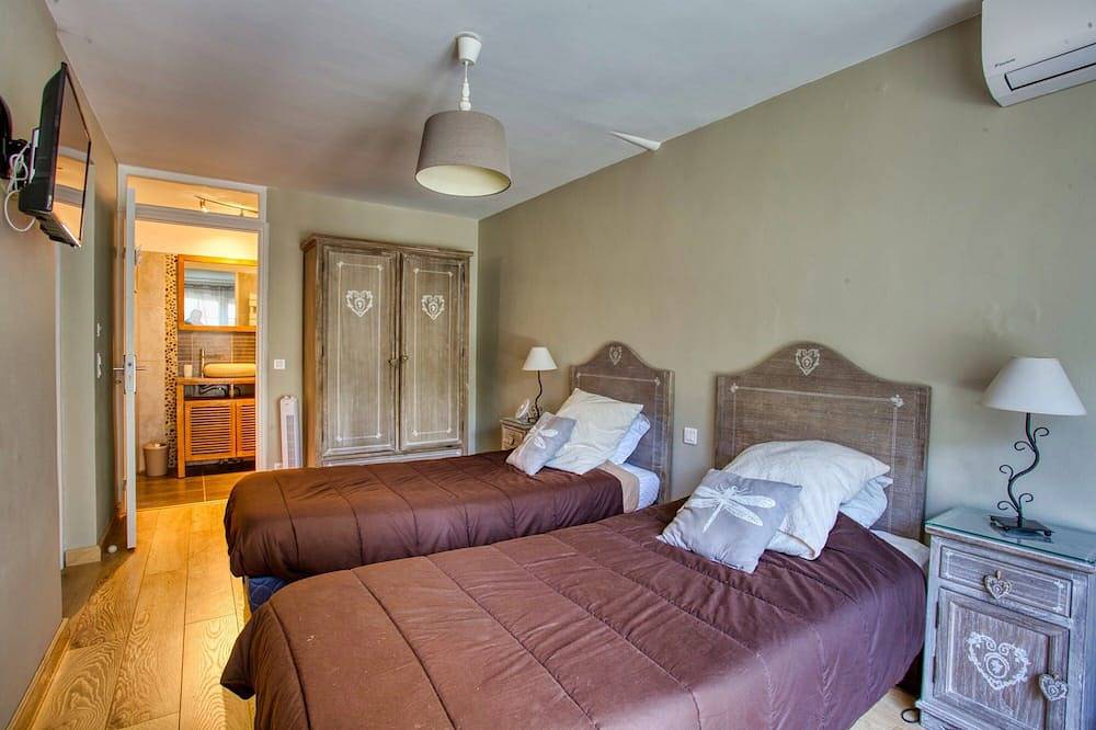 Villa for 2 to 8 people, heated saltwater pool with sea view in Châteauneuf-Grasse, Cannes region