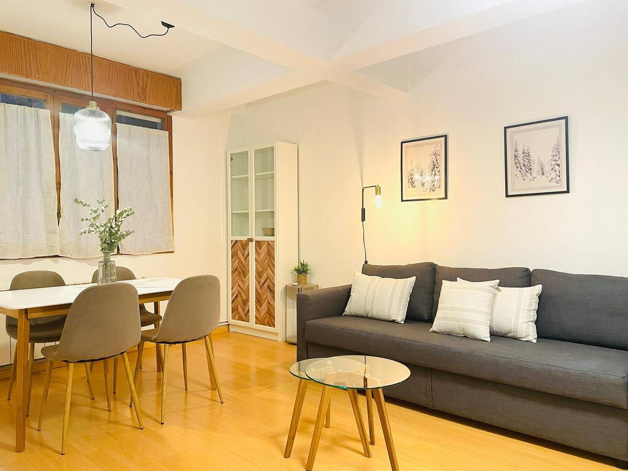 Apartamento entero, Apartamento céntrico en Jaca con piscina, 2 baños, 2 habitaciones y capacidad para 6 personas in Jaca, Pirineos