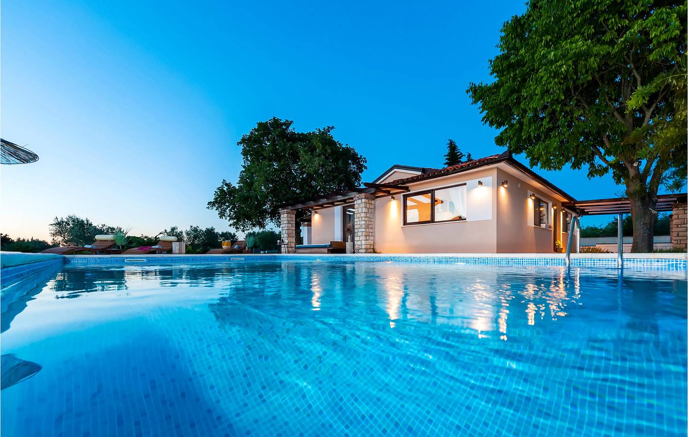 Charmante Unterkunft, 2 km vom Strand entfernt: Geräumige 90 m² große Wohnung mit Pool und Parkplatz in Rovinj, Rovinj und Umgebung