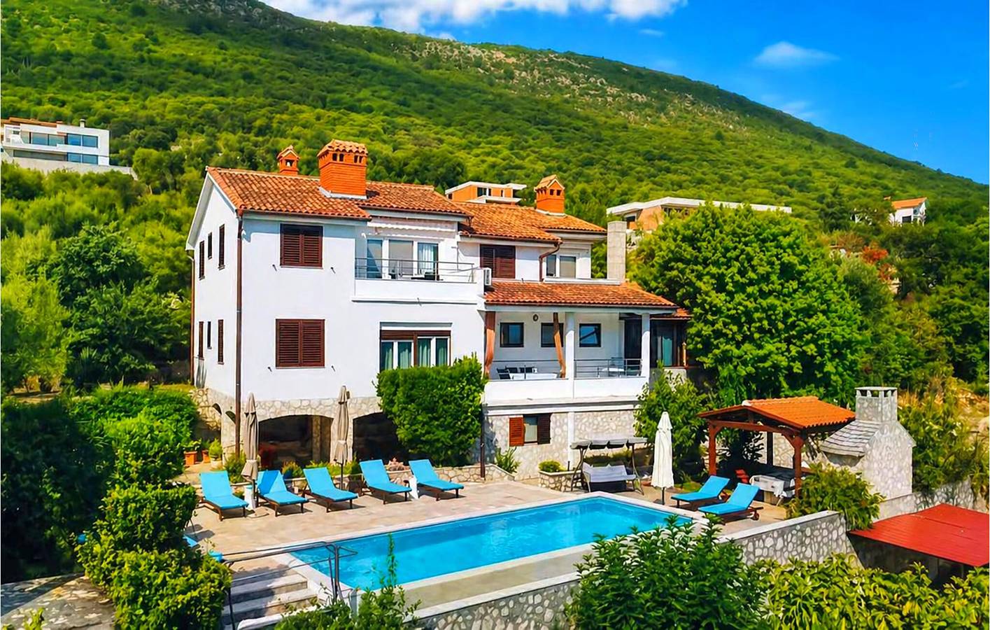 Ganze Ferienwohnung, Gemütliche Wohnung mit Terrasse, in Strandnähe und mit kostenlosen Parkplätzen in Raša, Ostküste Istrien