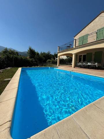 Location de vacances pour 8 personnes, avec vue ainsi que piscine et jardin à Fuilla