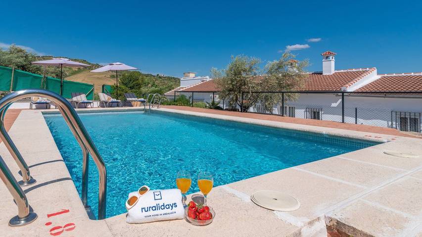 Ferienhaus für 6 Personen, mit Balkon/Terrasse und Pool
