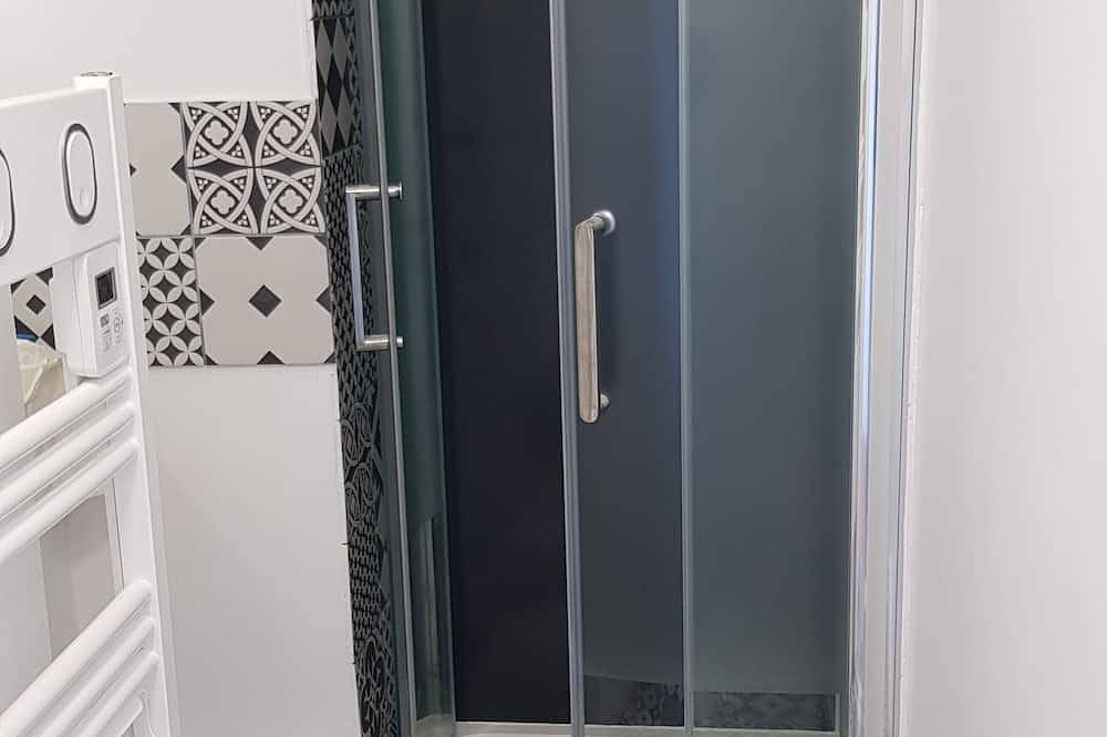 Entire apartment, Apartment facing the sea, the beach 30 meters away! in Binic, Côte de Goëlo