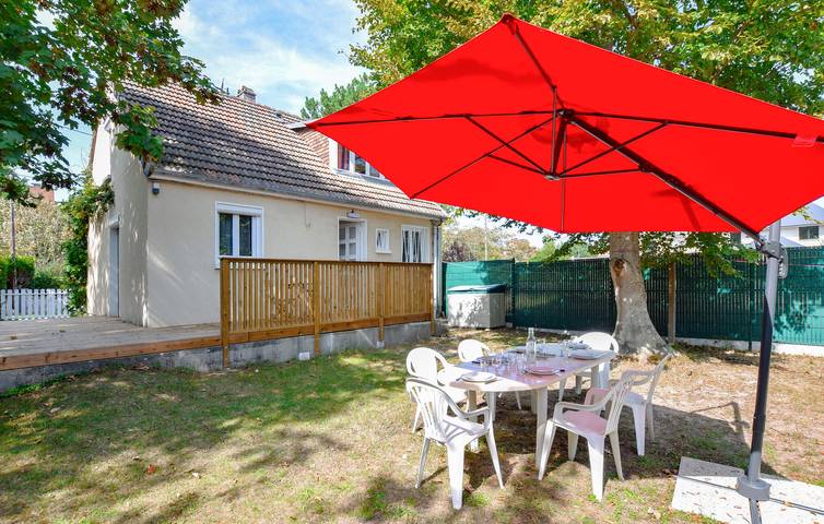 Location moderne au bord de la plage avec WiFi, parking et jardin in Cabourg, Région de Caen