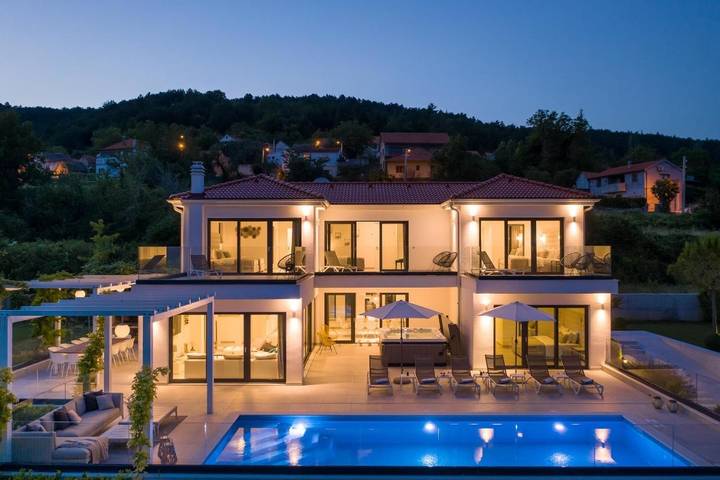 Villa pour 10 personnes, avec piscine et sauna ainsi que jacuzzi et jardin à Sinj