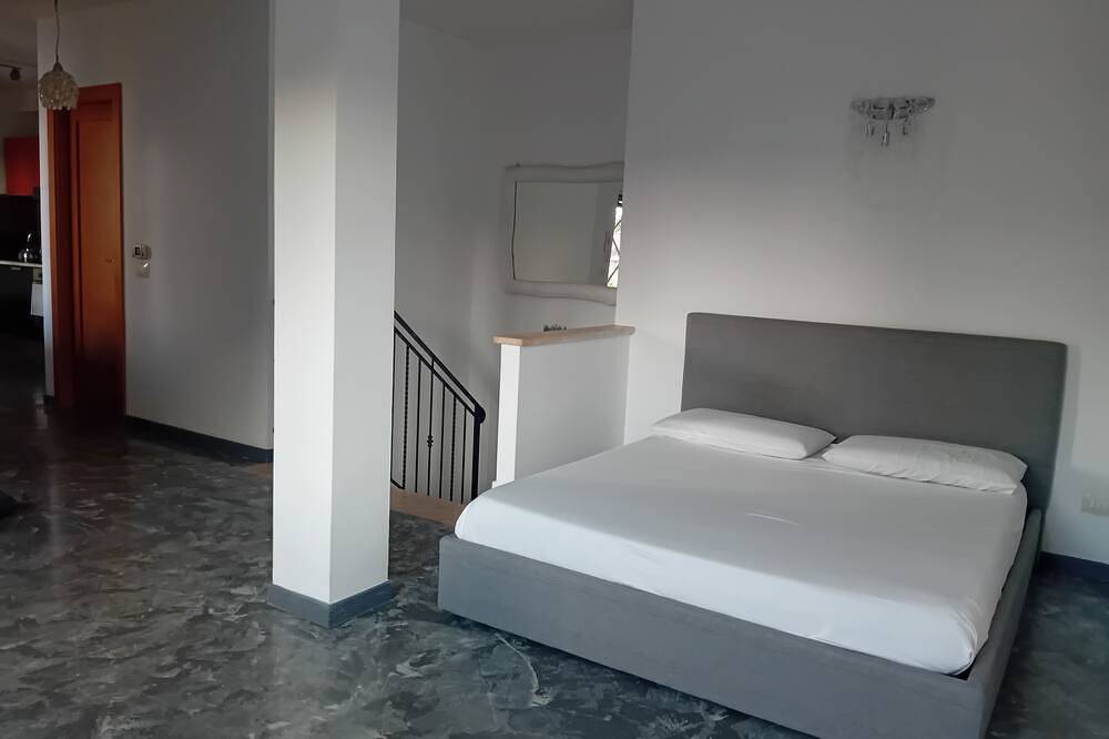Geheel appartement, Bibi House surrounded by greenery in Infernetto, Rome