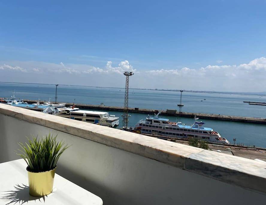 Apartamento inteiro, Three-Bedroom Apartment in Cacilhas, Almada