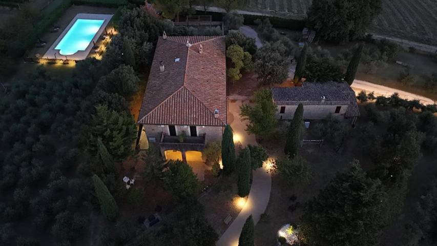 Location de vacances pour 2 personnes, avec terrasse et jardin ainsi que vue et piscine à Gualdo Cattaneo - 4