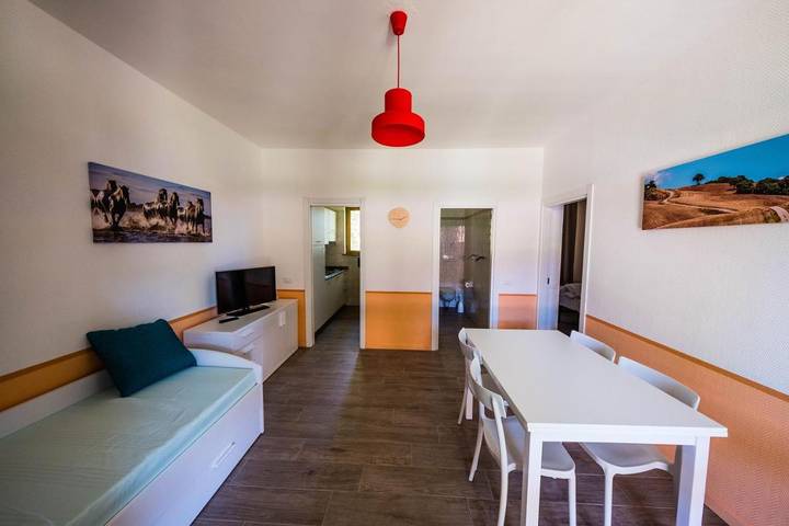 Station pour 6 personnes, avec jardin ainsi que piscine et bassin pour enfant à Follonica - 2