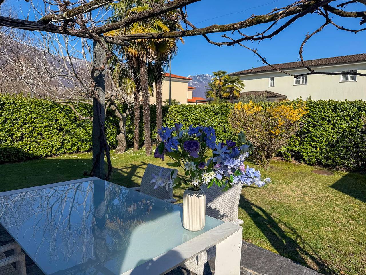Schmuckes, renoviertes Einfamilienhaus mit Terrasse und Liegewiese in Ascona, Tessiner Alpen