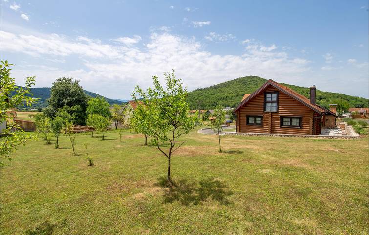 Gemütliche 250 m² große Wohnung mit WLAN, Terrasse und Grill in der Nähe des Stadtzentrums von Prozor in Prozor, Lika-Senj
