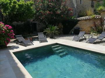 Location de vacances pour 4 personnes, avec vue ainsi que piscine et jardin à Bourdic