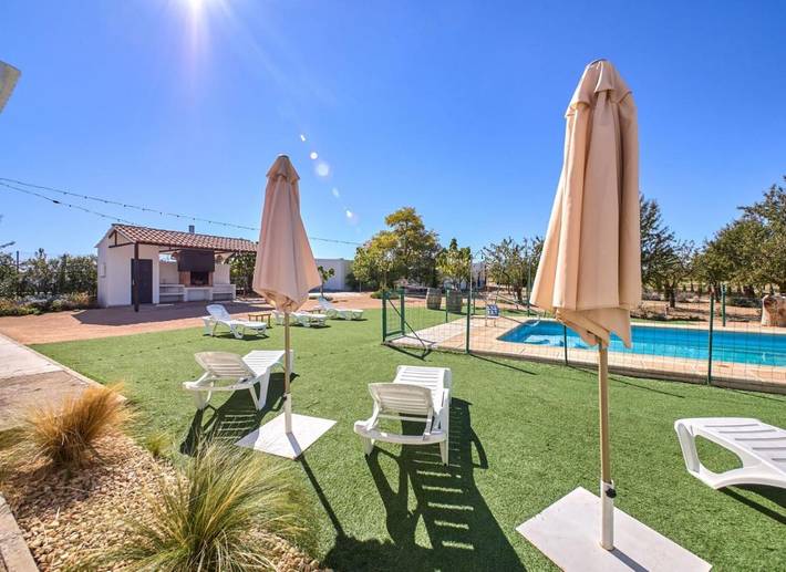 Casa rural para 16 personas, con piscina además de vistas y jardín en El Toboso