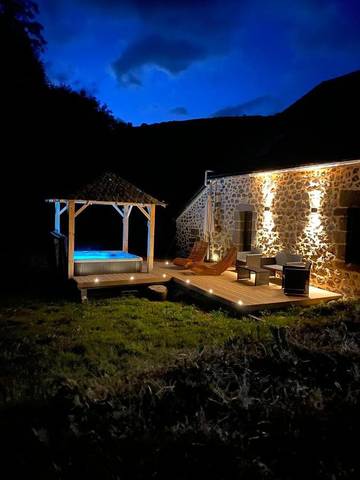 Cottage pour 6 personnes, avec jardin ainsi que piscine et jacuzzi dans Saint-Bonnet-de-Condat