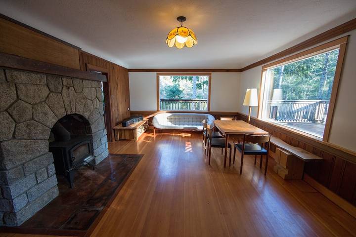Holiday rental for 6 people, with hot tub and terrace as well as garden, with pets on Vancouver Island