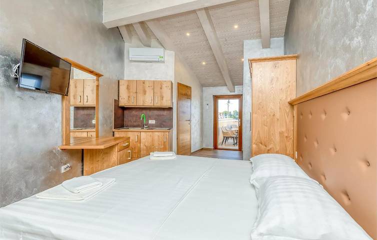 Appartement de vacances entier, Appartement confortable avec vue sur la mer : Wi-Fi, climatisation, terrasse et à 500 m de la plage in Umag, Région d'Umag