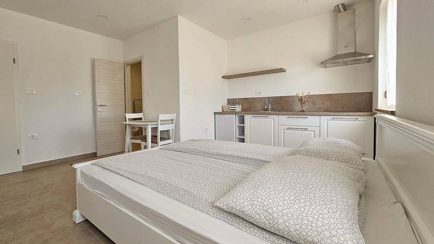 Ganze Wohnung, Elegantes Studio-Apartment mit Terrasse, WiFi, Klima in Umag, Umag und Umgebung