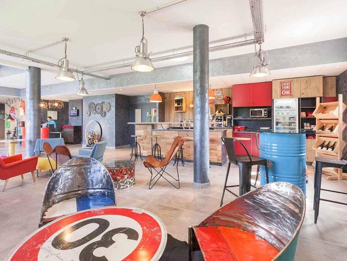 Hôtel pour 4 personnes, avec terrasse ainsi que jardin et piscine