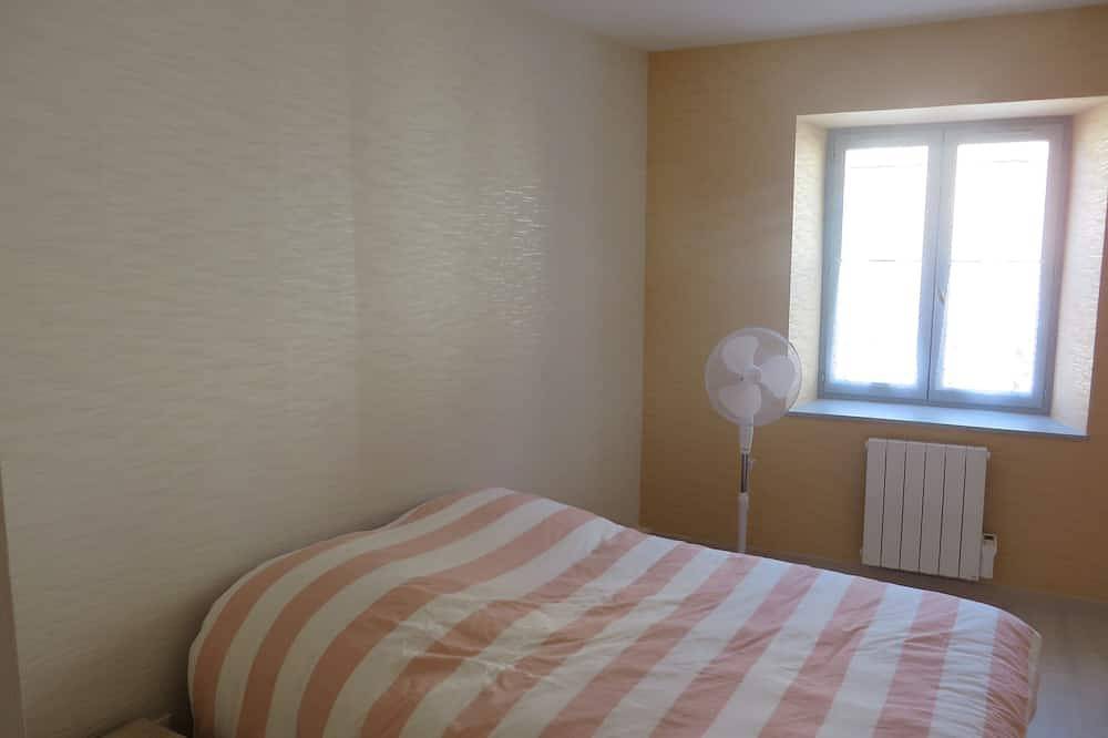 Ganze Wohnung, 4-bed apartment ideally located 10 minutes walk from the lake in Clairvaux-les-Lacs, Jura